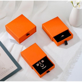 Narancssárga színű díszdoboz, ékszerekhez