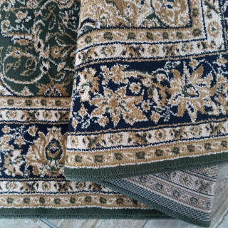 Méretre vágható zöld szőnyeg mintával