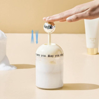 Elegáns fehér tartály habzó kozmetikumokhoz