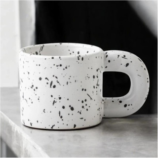 Fehér kerámia csésze fogantyúval