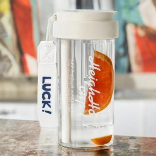 Fehér vizes palack kosárral és szívószállal - 600 ml