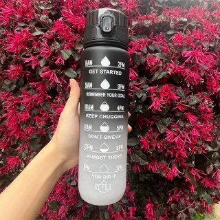 Szürke-fekete ombre palack motivációs skálával