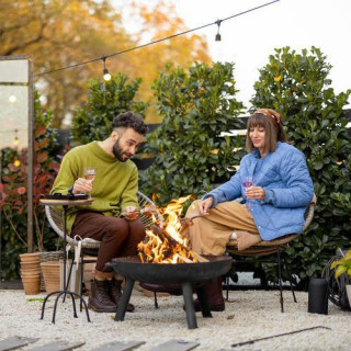Nagy kerti tűzrakó hely fogantyúkkal és állvánnyal
