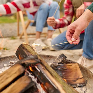Nagy kerti tűzrakó hely fogantyúkkal és állvánnyal