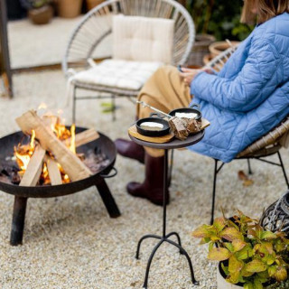 Nagy kerti tűzrakó hely fogantyúkkal és állvánnyal