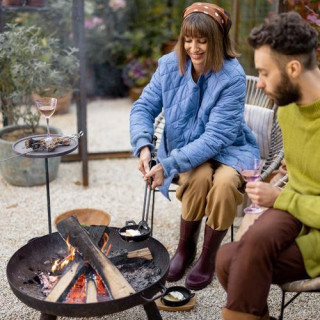 Nagy kerti tűzrakó hely fogantyúkkal és állvánnyal