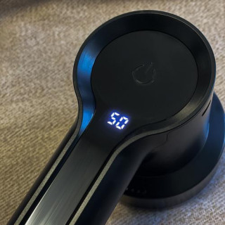 Akkus szöszeltávolító fekete színben