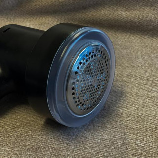 Akkus szöszeltávolító fekete színben