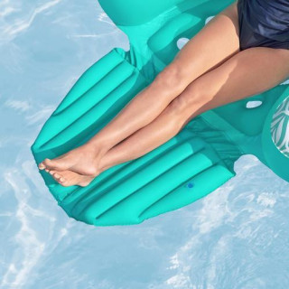 Kék és fehér felfújható szék