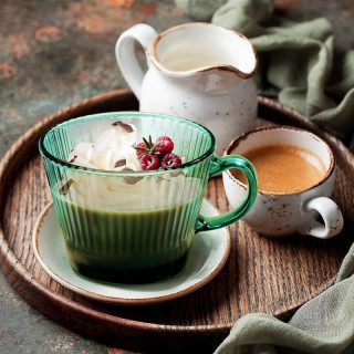 Zöld bordázott pohár füllel - 380 ml