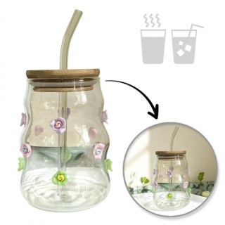 Vlnitý sklenený pohár s kvetmi