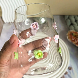 Hullámosított üvegpohár virágokkal, szívószállal és fedéllel - 450 ml