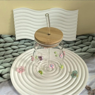 Hullámosított üvegpohár virágokkal, szívószállal és fedéllel - 450 ml