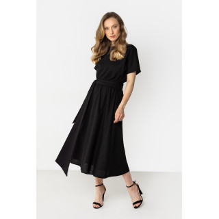 Fekete lenvászon ruha, derekán megkötővel