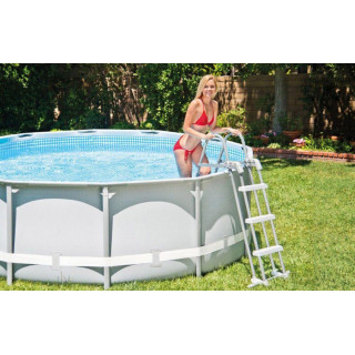 Medencelétra csúszásgátló lépcsőkkel